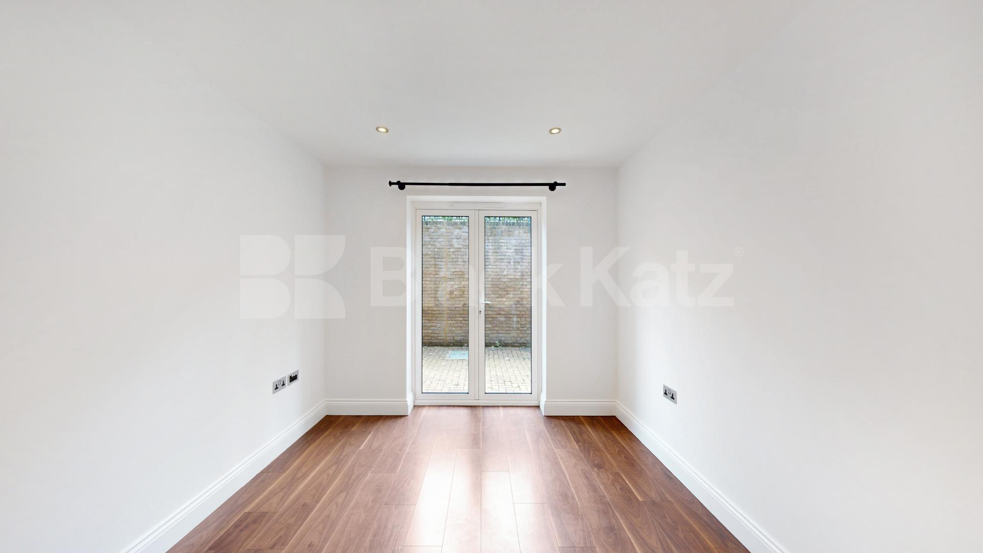 Fantastic 3 bed 2 bath within a private secure development mins to shops Davis House, Huguenot Drive , Palmers Green